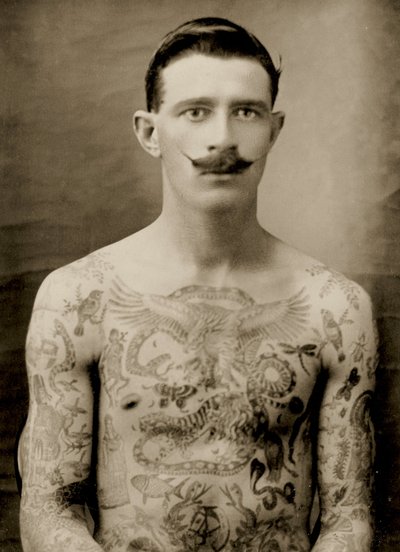 Tetovaný britský námořník během Velké války 1914-18 (pohled zepředu) (čb fotografie) (viz také 473189) od Unbekannter Künstler