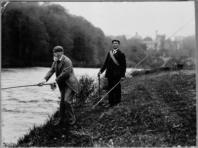 8. vévoda z Devonshire loví ryby na Blackwater s hradem Lismore v pozadí, kolem roku 1889 (černobílá fotografie) od William M. Timlin