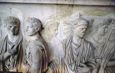 Zadní fasáda, detail starožitné reliéfní výzdoby (některé kusy z Ara Pacis z Augusta) zobrazující skupinu římských občanů (kámen) od Unbekannt