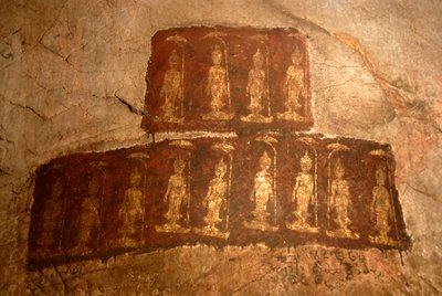 theravádový buddhismus; starověká nástěnná malba; stojící Buddha Šákjamuni; Mudra; Varada; gesto splnění přání; jeskyně Tham Pa; v Nong Thang; provincie Xieng Khouang; Laos; Jihovýchodní Asie; Asie od Unbekannter Künstler