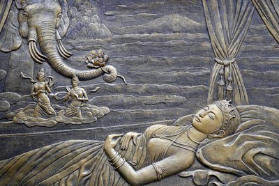 Buddhistický chrám Tinh Xa Ngoc Chau, Život Buddhy, Siddhartha Gautama, Buddhova matka Maya sní o bílém slonovi vstupujícím do jejího lůna, Chau Doc, Vietnam, 2018 (foto) od Unbekannt