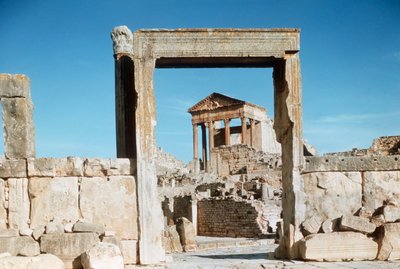 Tunisko, Dougga, římské ruiny Kapitolu při pohledu přes portál Dar el Acheb od Benjamin Baud