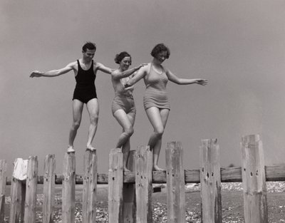Dvě ženy a muž kráčející podél vlnolamu, c 1930 od Unbekannt