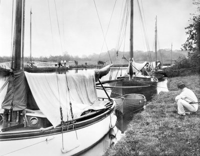 Spojené království: Jachty a říční plavidla ve Wroxham Broad. Norfolk Broads, od Unbekannt