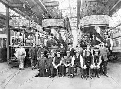 United Kingdon: Tramvaje a posádky v tramvajovém depu na Oswald Road. Kircaldy, c1910 od Unbekannt