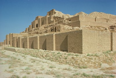 Pohled z jihu na Zikkurat, postavený elamským králem Untash-Galem (asi 1265-46 př.nl) (foto) od Unbekannt