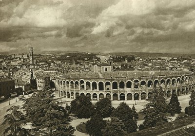 Pohled na arény, římský amfiteatr a město Verona v roce 1925 od Unbekannt