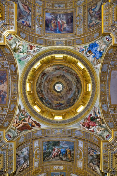 Pohled na transept, strop s pendentivem a kupolí, Sant
