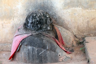 Voodoo fetiš u vchodu do kláštera. Togoville, Togo od Unbekannt