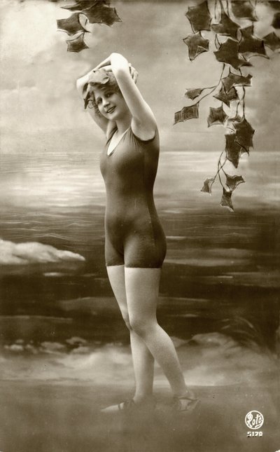Frau in Badeanzügen, ca. frühe 1900er (Postkarte) von 