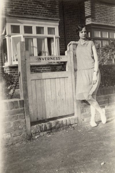 Žena mimo Inverness B&B, Broadstairs, Kent, c 20. léta od Unbekannt