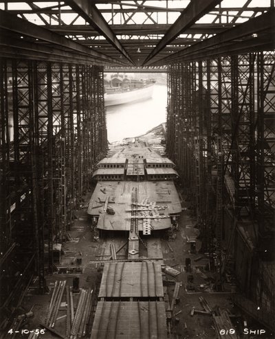 Práce začínají na dvojitém dně ‚Northbank‘ v loděnici William Doxford & Sons, Sunderland, 4. října 1956 (černobílá fotografie) od Unbekannter Künstler