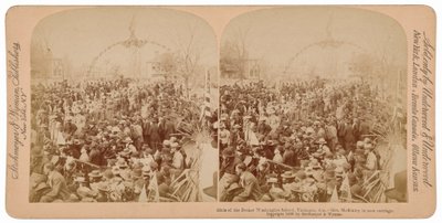 Mädchen der Booker T. Washington Schule, Tuskegee, Alabama, Mrs. McKinley in der Nähe der Kutsche, 1899 von Underwood & Underwood