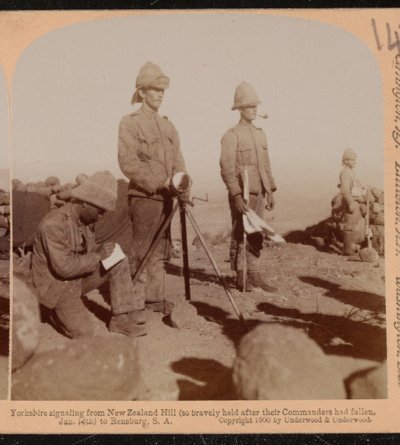 Tým heliografu Yorkshire Regiment signalizuje z New Zealand Hill, Búrská válka od Underwood and Underwood