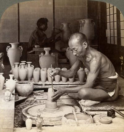 Hrnčíř a jeho kruh, vyrábějící vázu z porcelánu Awata, Kinkosan Work, Kyoto, Japonsko, 1904 od Underwood and Underwood