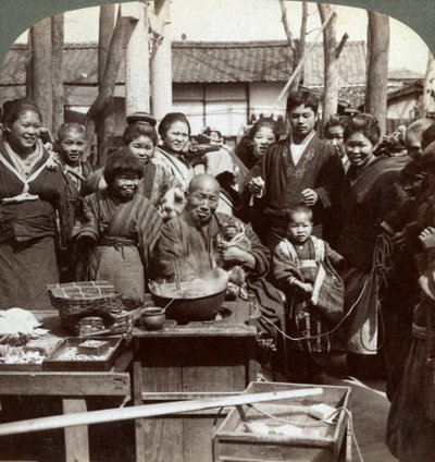 Pouliční umělec s opicí baví dav, Kobe, Japonsko, 1896. od Underwood and Underwood