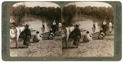 Křest v řece Jordán, Palestina, 1903. od Underwood and Underwood