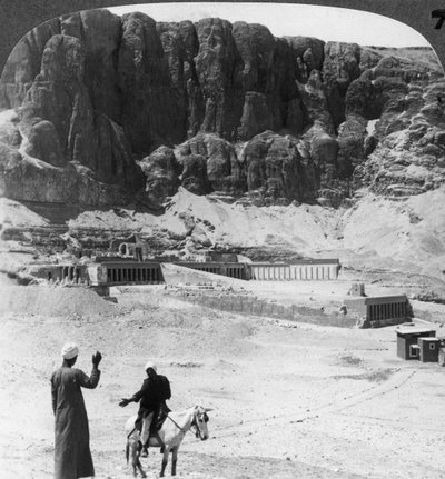 Pohřben na věky - sloupové terasy chrámu v Deir-el-Bahri, Théby, Egypt, 1905. od Underwood and Underwood
