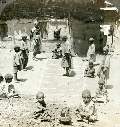 Děti hrající si poskoky, Kašmír, Indie, c1900. od Underwood and Underwood