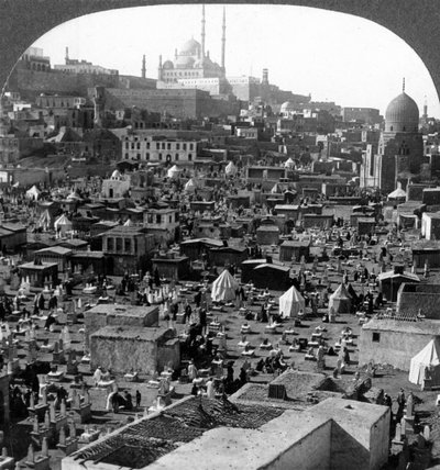 Citadela a mešita Mohammeda Aliho za hřbitovem Bab-el-Wezir, Káhira, Egypt, 1905. od Underwood and Underwood