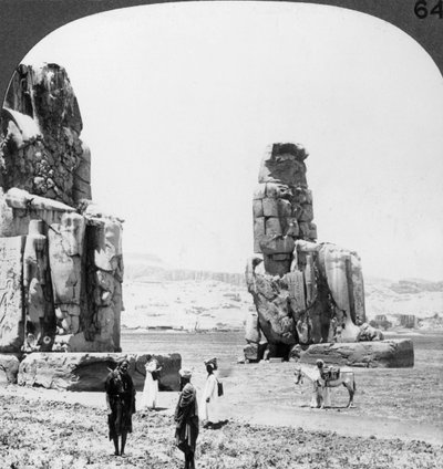 Kolosální Memnonovy sochy v Thébách, Egypt, 1905 od Underwood and Underwood