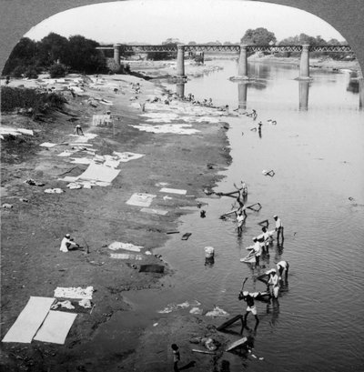 Dobbies praní prádla v řece Gomti poblíž Lucknow, Indie, 1900. od Underwood and Underwood