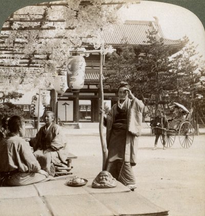 Svěšené shluky vistárií nad verandou čajovny, Kjóto, Japonsko, 1904 od Underwood and Underwood