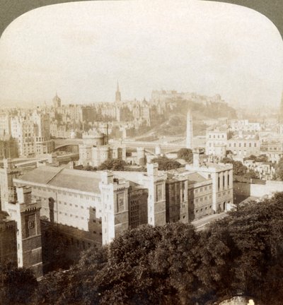 Edinburgh, z Calton Hill, S.W. na hrad, přes staré pohřebiště, Skotsko, 1902. od Underwood and Underwood
