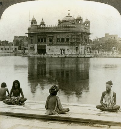 Fakíři v Amritsaru, při pohledu na jih přes Sacred Tank do Zlatého chrámu, Indie, 1900 od Underwood and Underwood