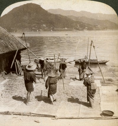 Mlátící ječmen u rybářské pláže ve vnitrozemském moři, Japonsko, 1904. od Underwood and Underwood