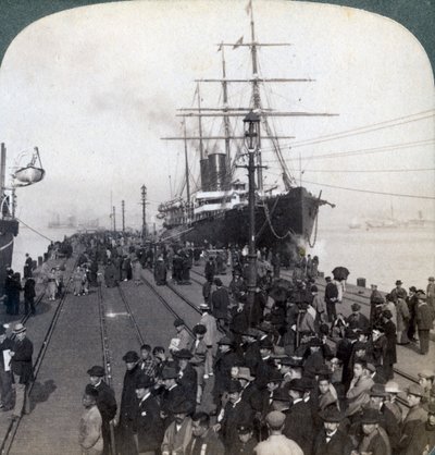 Pozdrav pro nováčky na molu vedle Pacific Mail SS China, v Jokohamě, Japonsko, 1904. od Underwood and Underwood