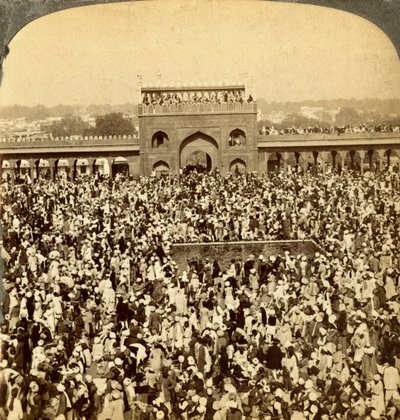 Na nádvoří mešity Jumma během každoročního půstu, Dillí, Indie. od Underwood and Underwood
