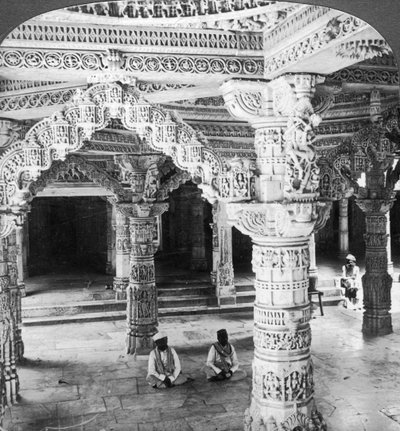 Interiér chrámu Vimala Sah, Mount Abu, Indie, 1903. od Underwood and Underwood
