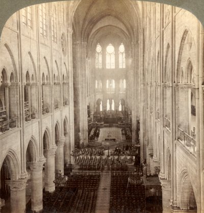 Interiér velké katedrály Notre Dame, Paříž, Francie, 1900. od Underwood and Underwood