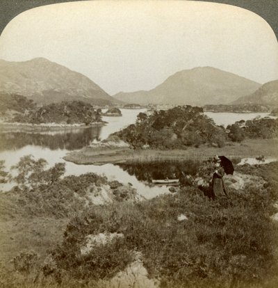 Ostrovy a Upper Lake, Killarney, Irsko. od Underwood and Underwood