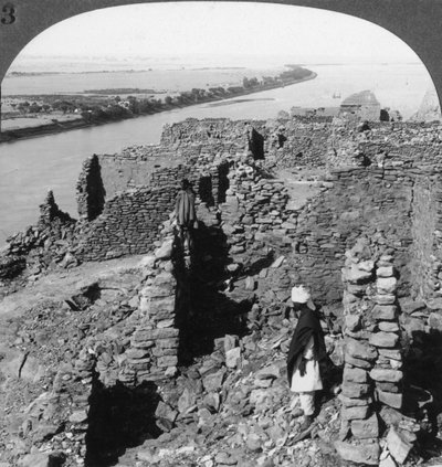 Kasr Qasr Ibrim a pohled po Nilu v Núbii, Egypt, 1905. od Underwood and Underwood
