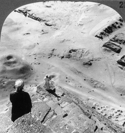 Pohled dolů na jihozápadní roh Velké pyramidy, Egypt, 1905. od Underwood and Underwood