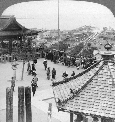 Pohled na východ od chrámu Mildera přes Otsu a jezero Biwa, Japonsko, 1904. od Underwood and Underwood