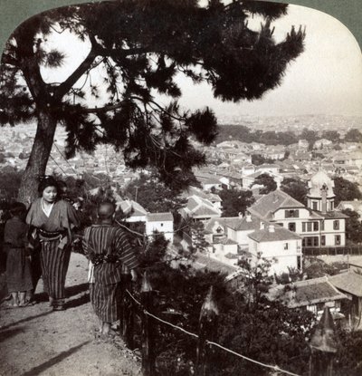 Při pohledu na jihovýchod z borovicí korunovaných výšin Suwa-yama nad Kobe, Japonsko, 1904 od Underwood and Underwood