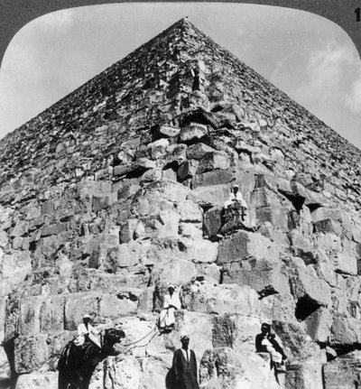 Pohled do severovýchodního rohu Velké pyramidy, Egypt, 1905. od Underwood and Underwood