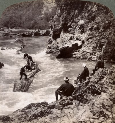 Muži na kládovém voru, střílející na Hozu Rapids na řece Katsura, Kjóto, Japonsko, 1904 od Underwood and Underwood