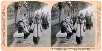 Misijní děti s jednou malou americkou holčičkou, Kanton, Čína, 1900 od Underwood and Underwood
