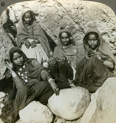 Domorodé dívky Bhujji, řeka Sutlej, Himaláje, Indie, 1900. od Underwood and Underwood