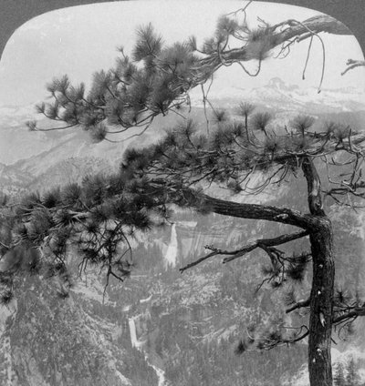 Nevada Falls, Vernal Falls a Liberty Cap, Yosemite Valley, Kalifornie, USA, 1902 od Underwood and Underwood