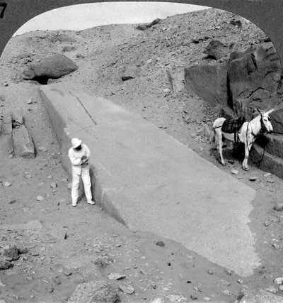 Devadesátimetrový obelisk stále ležící v lomu Assuan Aswan, Egypt, 1905. od Underwood and Underwood