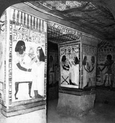 Malovaná hrobová komora vytesaná ve skále útesů v Thébách, Egypt, 1905. od Underwood and Underwood