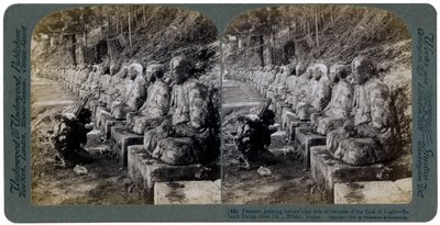 Rolník se modlí před řadou soch boha světla, řeka Daiya, Nikko, Japonsko, 1904. od Underwood and Underwood