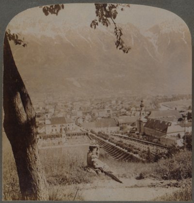 Malebný Innsbruck, hlavní město Tyrolska, Rakousko – Pod přísnými bavorskými Alpami, 1898. od Underwood and Underwood
