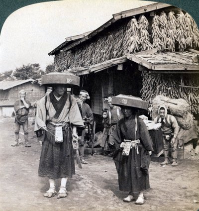 Poutní žebráci bijící do malých gongů poblíž jezera Kawaguchi, Japonsko, 1904 od Underwood and Underwood