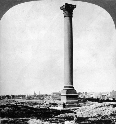 Pompeyův sloup, mezník námořníků a moderní Alexandrie, Egypt, 1905. od Underwood and Underwood
